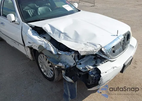 2003 Lincoln Town Car Signature z USA, uszkodzony, nr VIN 1LNHM82W23Y607378